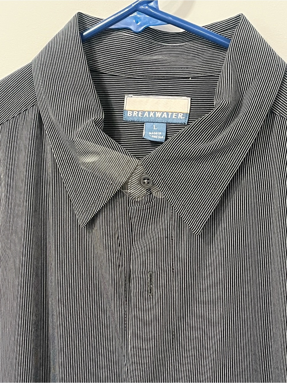 Men’s Gray Short-Sleeve Button-Up Shirt - Picture 2 of 4